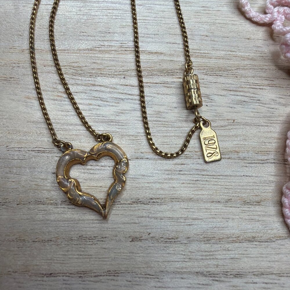 1928 Gold Tone Heart Pendant Necklace Signed - Picture 3 of 6